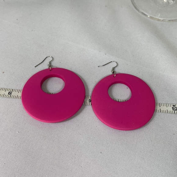 Fun hot pink open circle wood earrings - Picture 3 of 3